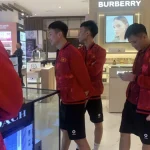 ĐT Futsal Việt Nam 'xả stress' bằng shopping trước trận tứ kết gặp Indonesia 1