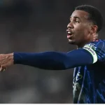 HLV Brentford 'bùng nổ' phẫn nộ: Gabriel Magalhaes đáng bị thẻ đỏ, Arsenal thoát án phạt khó tin! 1