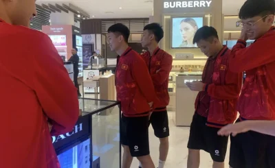 ĐT Futsal Việt Nam 'xả stress' bằng shopping trước trận tứ kết gặp Indonesia 1