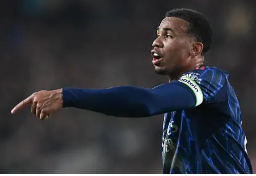 HLV Brentford thất vọng khi Gabriel Magalhaes thoát thẻ đỏ. HLV Brentford that vong khi Gabriel Magalhaes thoat the do.